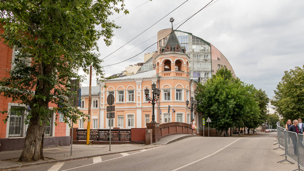 Каменный мост — первый кирпичный мост в Воронеже, построен в 1826 году по инициативе губернатора Николая Кривцова без согласования с императором. Архитектор — Иван Блицын. Возведен на месте опасного оврага на Богословском спуске, где прежде ломали ноги лошади. 