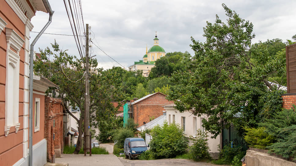 Воскресенская церковь — православный храм, построенный в 1752 году на месте деревянной Космодемьянской церкви XVII века. Выполнен в стиле провинциального барокко. Колокольня украшена ионическими колоннами и барельефами. После закрытия в 1930-е годы храм использовался как склад, а в войну пострадал от артобстрела. Здание возвращено Русской православной церкви в 1993 году.