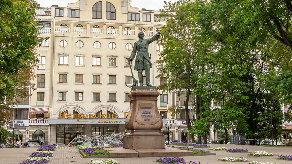 Памятник Петру I в Петровском сквере — первый монумент в Воронеже. Открыт 30 августа 1860 года. Скульптор — А. Е. Шварц, архитекторы — Д. И. Гримм и А. А. Кюи.  В годы войны бронзовая статуя была утрачена, остался гранитный постамент. В 1956 году памятник восстановлен скульптором Н. П. Гавриловым с некоторыми изменениями в облике императора. Установлен на прежнем месте на проспекте Революции.