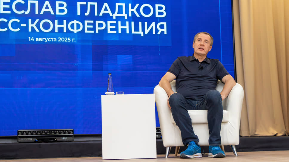 «С утра максимально ведется огонь по зданию правительства, сейчас, пока к вам ехал, к нам прилетело на последний этаж, очень сильное повреждение, все там, и первый этаж, и мой кабинет, и третий этаж,— сказал господин Гладков журналистам.— Это удар по гражданскому объекту. Там не было военных. Очевидно, что удар был нанесен исключительно с целью устрашения гражданского населения»