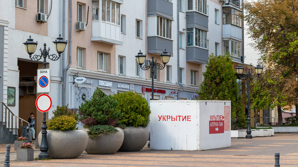 Также в центре Белгорода укранские дроны повредили крыши многоэтажки, частного дома и торгового объекта. В одном из многоквартирных домов загорелся балкон. В соседнем доме были окна на нескольких этажах. Осколки посекли шесть автомобилей