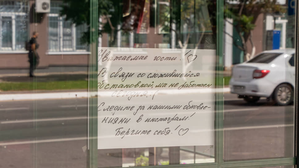 Расположенные в зданиях кафе (за редким исключением на фото) остались открыты — предполагается, что во время атак в них смогут укрыться горожане беспилотников. 