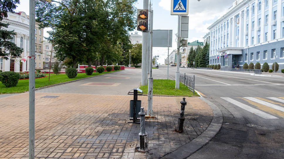 Только в центре Белгорода в результате утренних ударов пострадали три человека. Рядом со зданием правительства загорелась машина (место пожара — на фото). Местного жителя в тяжелом состоянии со множественными осколочными ранениями и его супругу с ожогом предплечья доставили в областную клиническую больницу, третьего пострадавшего с баротравмой и осколочным ранением ноги госпитализировали в городскую больницу №2