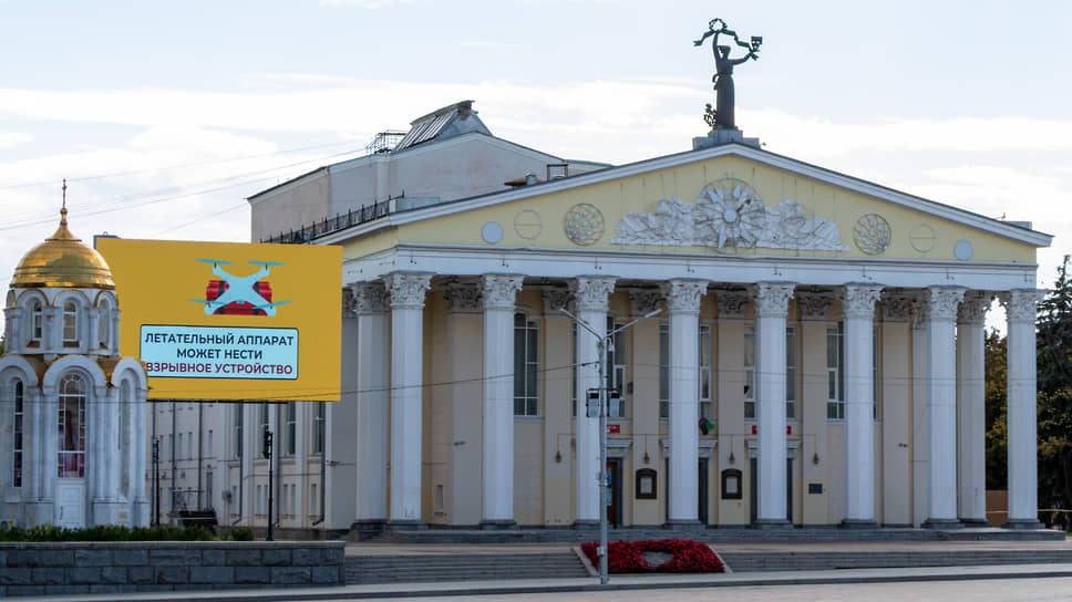 В Белгороде после ударов ВСУ закрыли несколько крупных торговых центров, парков и спорткомплекс. Как пояснил на пресс-конференции Вячеслав Гладков, ТРЦ будут закрыты до субботы включительно. На тот же срок прекращают работу уличные торговля и общепит