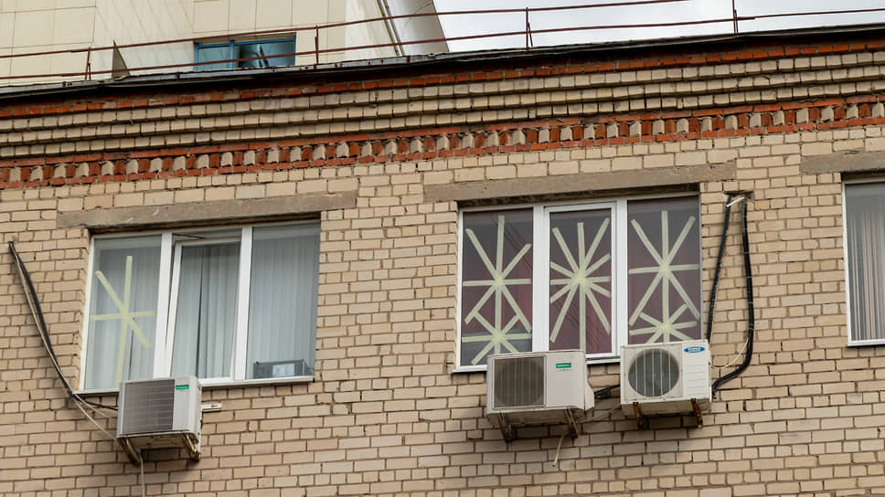 Белгород после атаки ВСУ 14 августа. Окна в жилом доме, заклеенные скотчем для защиты от ранений осколками стекла
