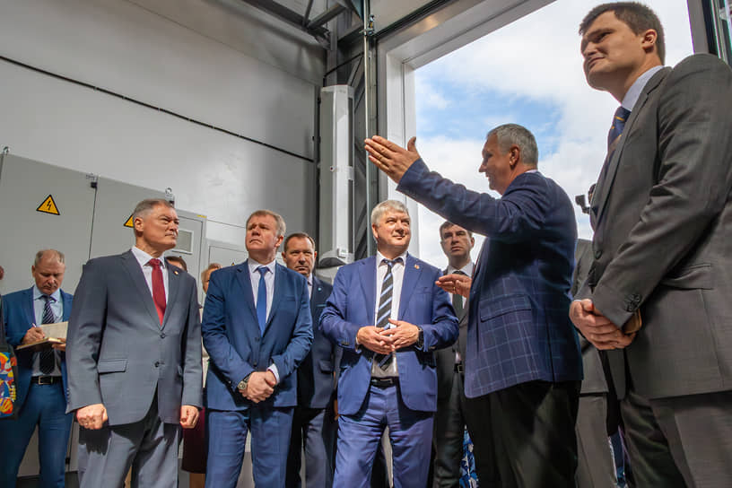 Директор ООО «Золотой початок Хохольский» Василий Котолевский проводит экскурсию по заводу