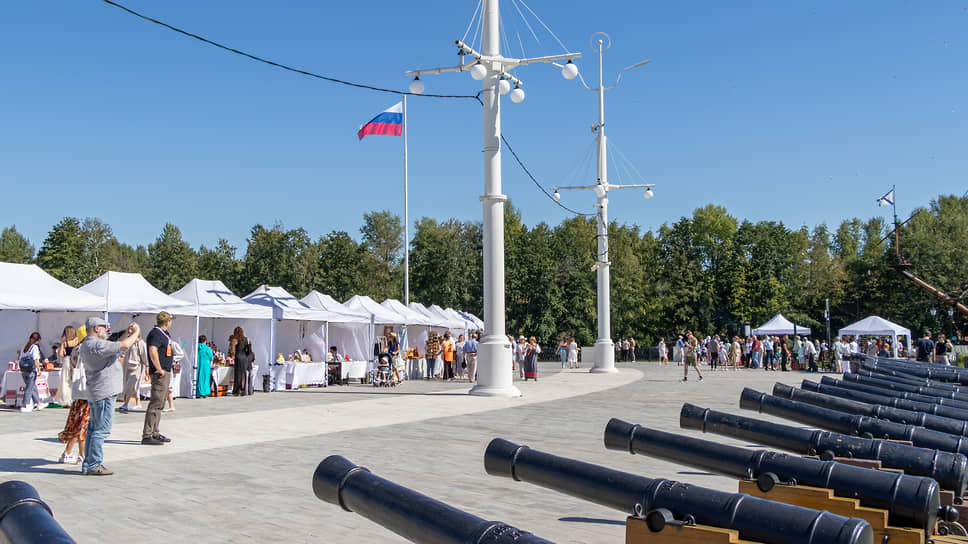На Адмиралтейской площади разместились более 30 площадок фестиваля «Русское лето» — от исторических реконструкций до литературных лекториев