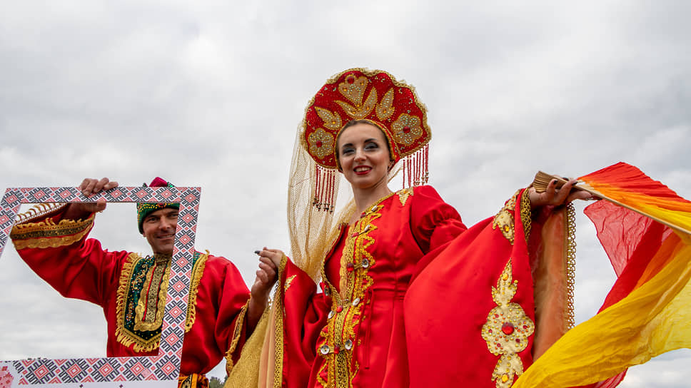 Артисты на ходулях в традиционных костюмах на фестивале «Город-сад» 