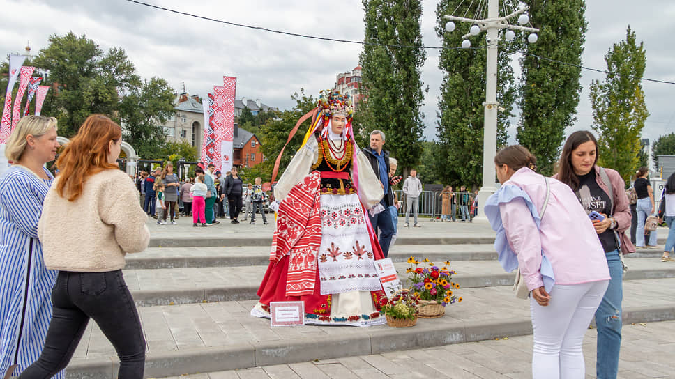Участница фестиваля «Город-сад» показывает свой наряд гостям