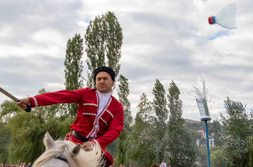 Показательное выступление казачьей команды «Золотой Дон»