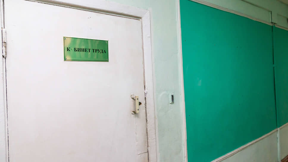 Вход в кабинет во время ремонта. Сейчас все работы завершены