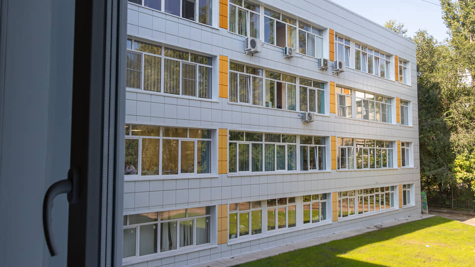 Вид на территорию лицея изнутри здания