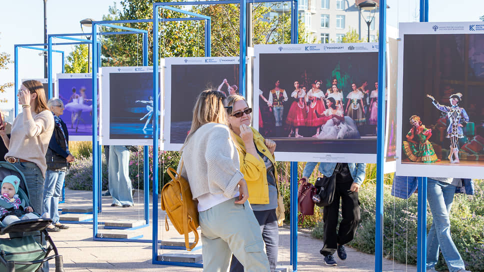 Гости рассматривают экспозицию фотографий, посвящённых балету