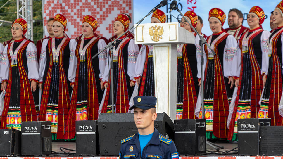 Выступление творческого коллектива во время церемонии торжественного открытия программы Дня города в Воронеже