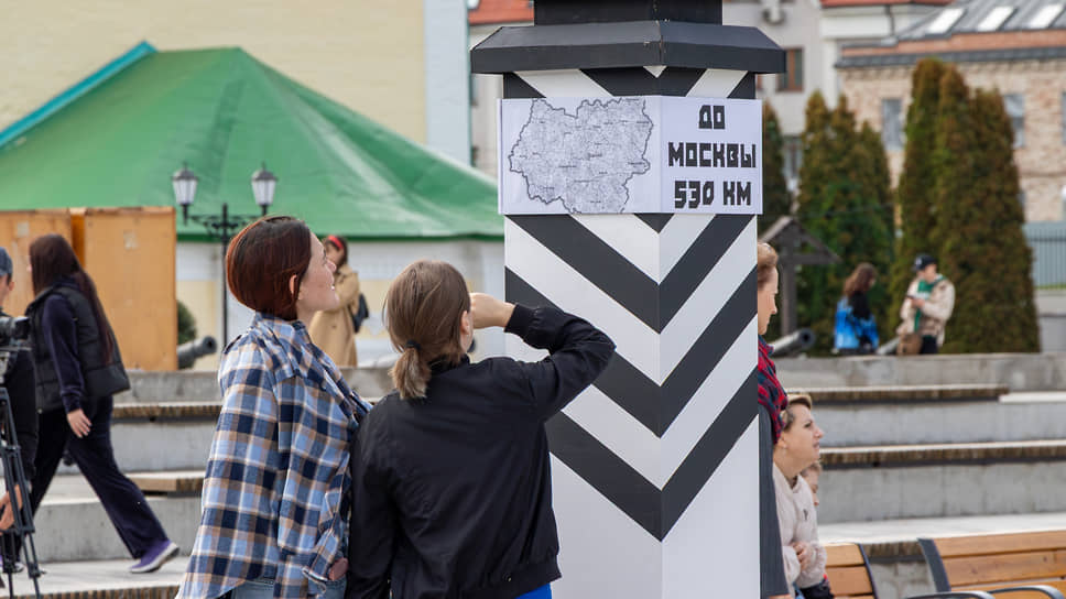 Элемент городской декорации с надписью «До Москвы 530 км»
