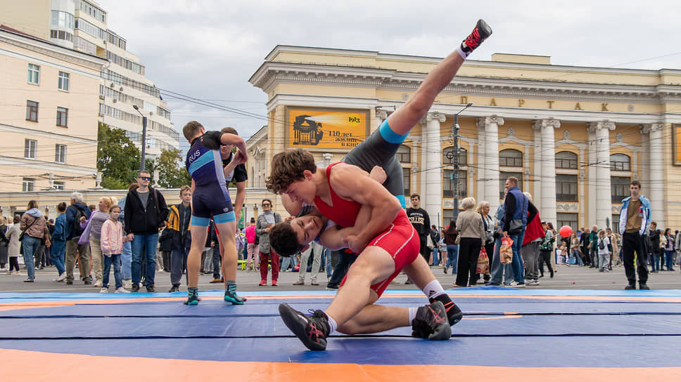 Открытые соревнования по борьбе в центре города