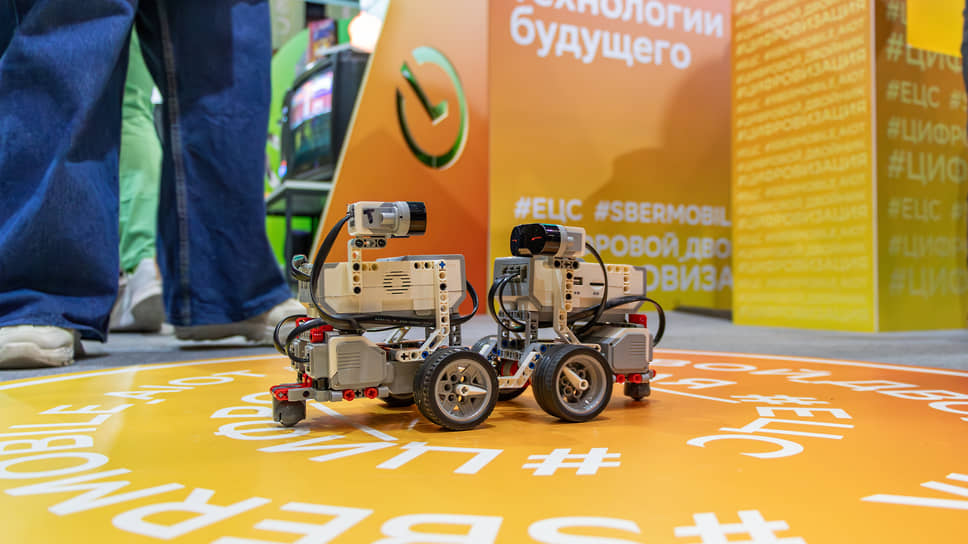 Миниатюрные роботы на площадке Сбербанка на форуме «Цифроземье» в Воронеже