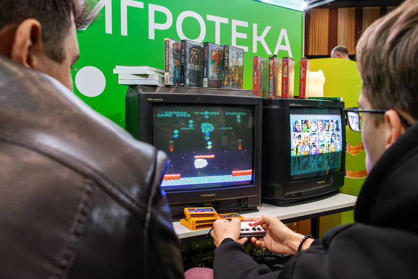 Участники и гости форума «Цифроземье» в Воронеже играют в ретро-игры на интерактивной площадке Сбербанка