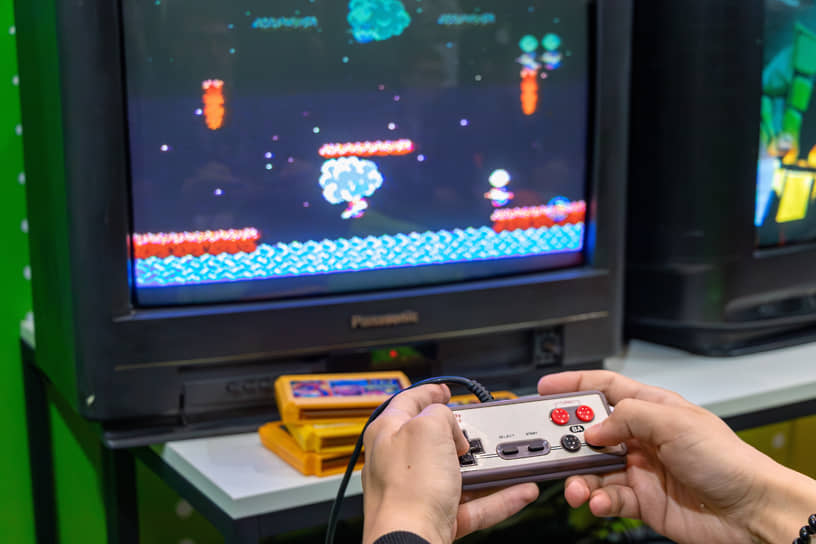 Джойстик от игровой приставки Dendy в руках посетителя форума «Цифроземье» в Воронеже