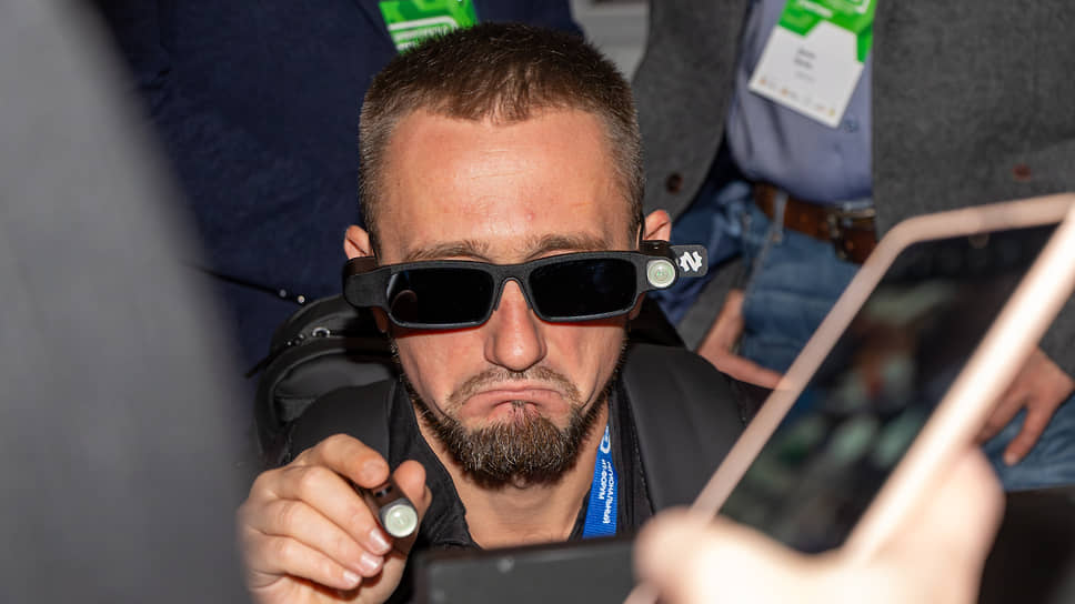 Участник форума «Цифроземье» в Воронеже тестирует VR-очки на одной из демонстрационных площадок