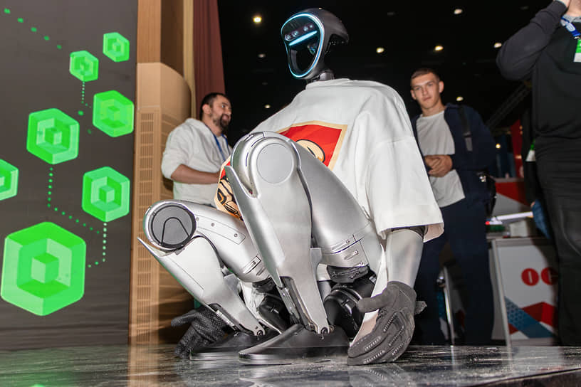 Робот в экспозиции выставочной площадки форума «Цифроземье» в Воронеже