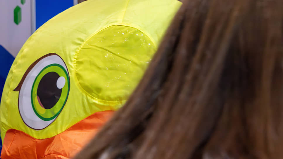 Маскот-утка на одной из выставочных площадок форума «Цифроземье» в Воронеже