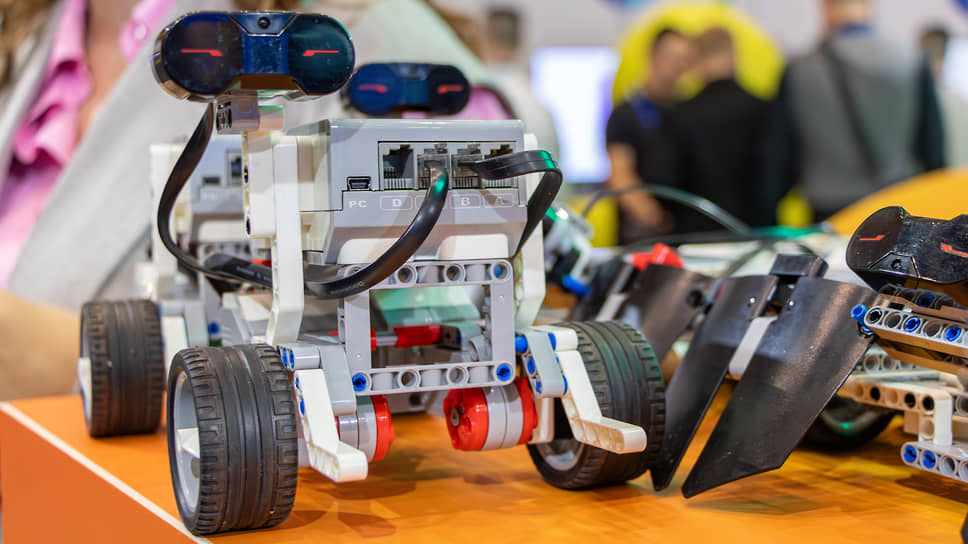 Малый робот, представленный в экспозиции форума «Цифроземье» в Воронеже
