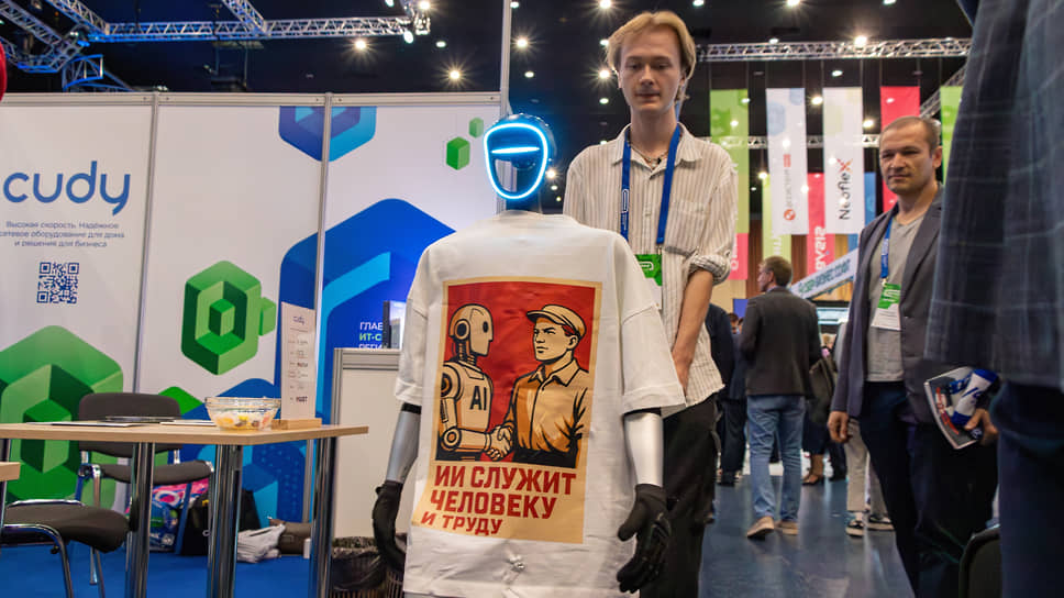 Участник форума управляет роботом на форуме «Цифроземье» в Воронеже