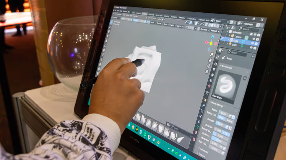 Посетители форума «Цифроземье» пробуют работу с 3D-принтером, создавая деталь