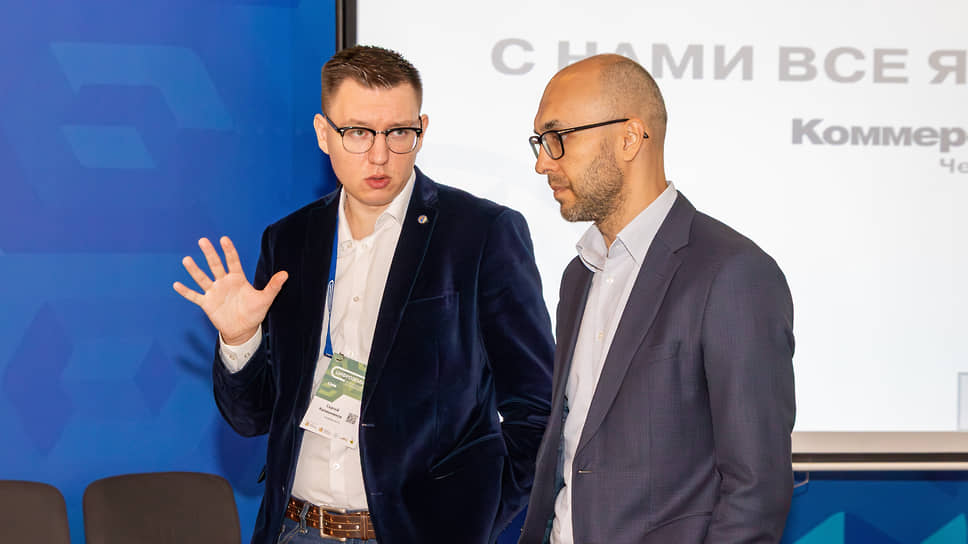 Модератор круглого стола, главный редактор «Коммерсантъ-Черноземье» Сергей Калашников (слева) и Василий Голуб, директор филиала МТС в Воронежской области (справа) на форуме «Цифроземье» в Воронеже
