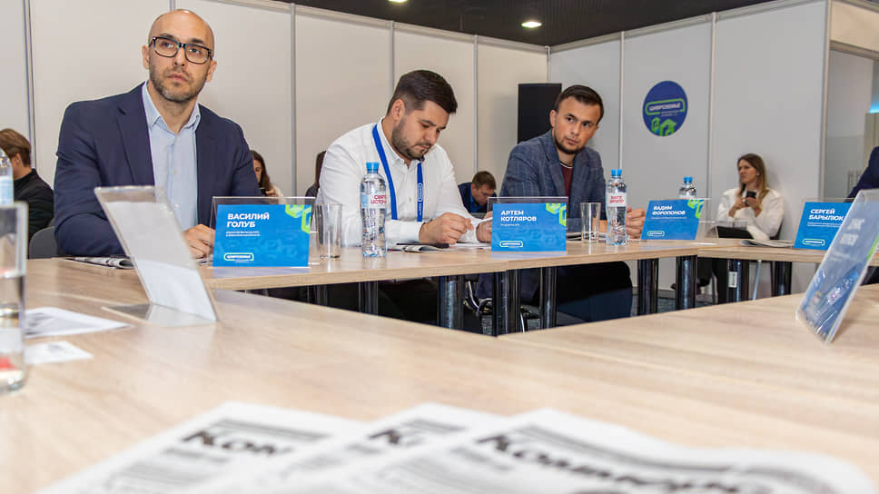 Слева направо: директор филиала МТС в Воронежской области Василий Голуб, ИТ-директор ДСК Артем Котляров и руководитель ИТ-направления компании «Воронежский шампиньон» Вадим Форопонов на круглом столе «Коммерсантъ-Черноземье»