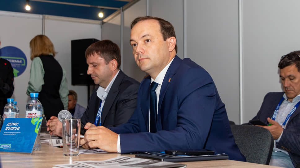 Денис Волков (в центре), министр цифрового развития Воронежской области на круглом столе «Коммерсантъ-Черноземье» в рамках форума «Цифроземье»