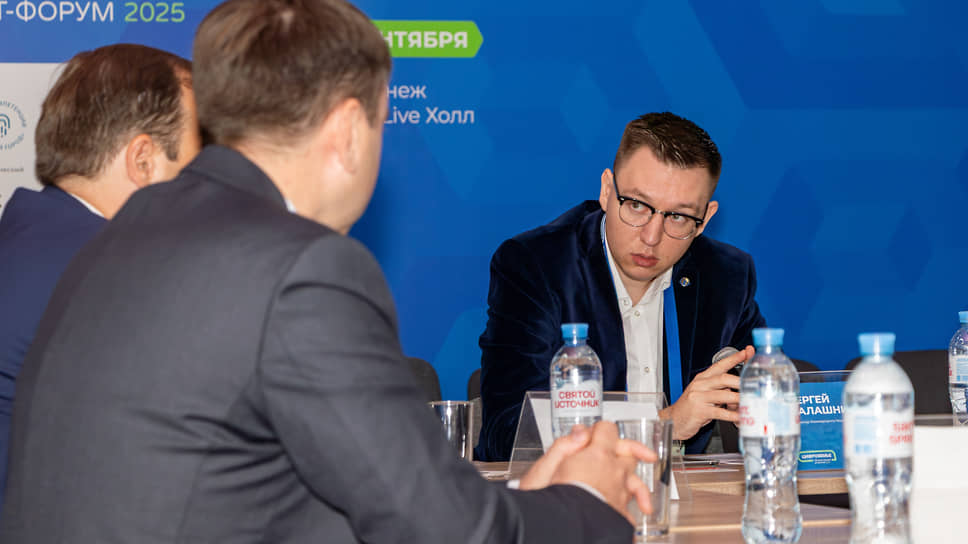 Модератор, главный редактор «Коммерсантъ-Черноземье» Сергей Калашников (справа) во время дискуссии на круглом столе в рамках форума «Цифроземье»