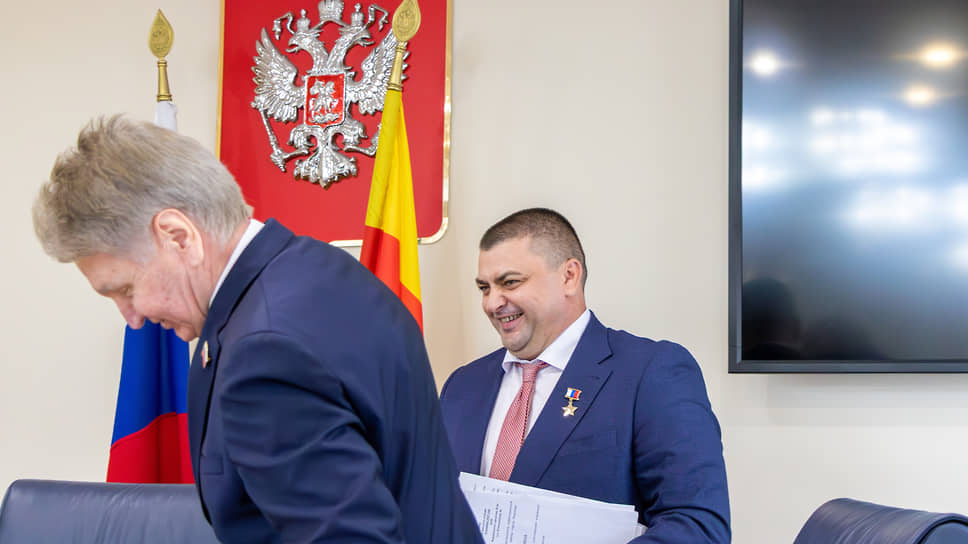 После 13 лет в кресле спикера Владимир Ходырев (слева) уступил его Герою России Андрею Дьяченко (справа)