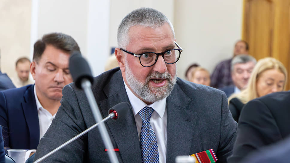 Депутат Михаил Гамбург на заседании воронежской гордумы