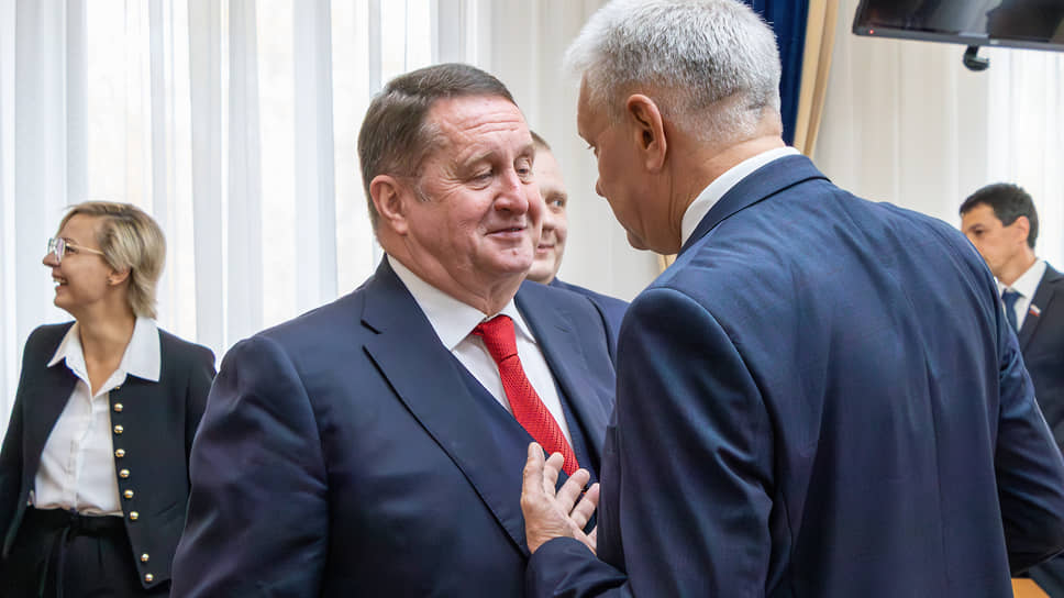 Заведующий отделением областной клинической больницы №1 кардиохирург Сергей Ковалев (в центре), вновь вошедший в состав гордумы по партийному списку «Единой России», перед началом заседания