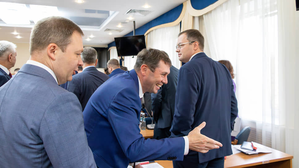 Мэр Воронежа Сергей Петрин на первом заседании гордумы поздравляет с утверждением на пост спикера Андрея Дьяченко, обещая ему помочь войти в сложную работу