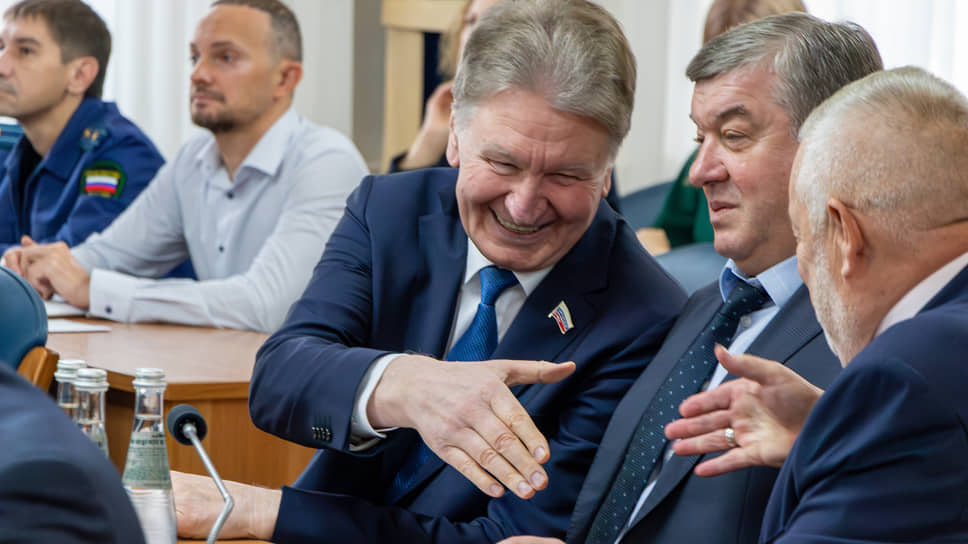 Председатель гордумы предыдущего созыва Владимир Ходырев общается с депутатами перед началом первого заседания нового созыва, в котором он продолжит работать как рядовой парламентарий