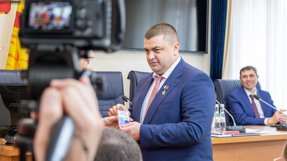 «Служу России!»— заявил Андрей Дьяченко после получения удостоверения. Других кандидатов на пост спикера не выдвигалось