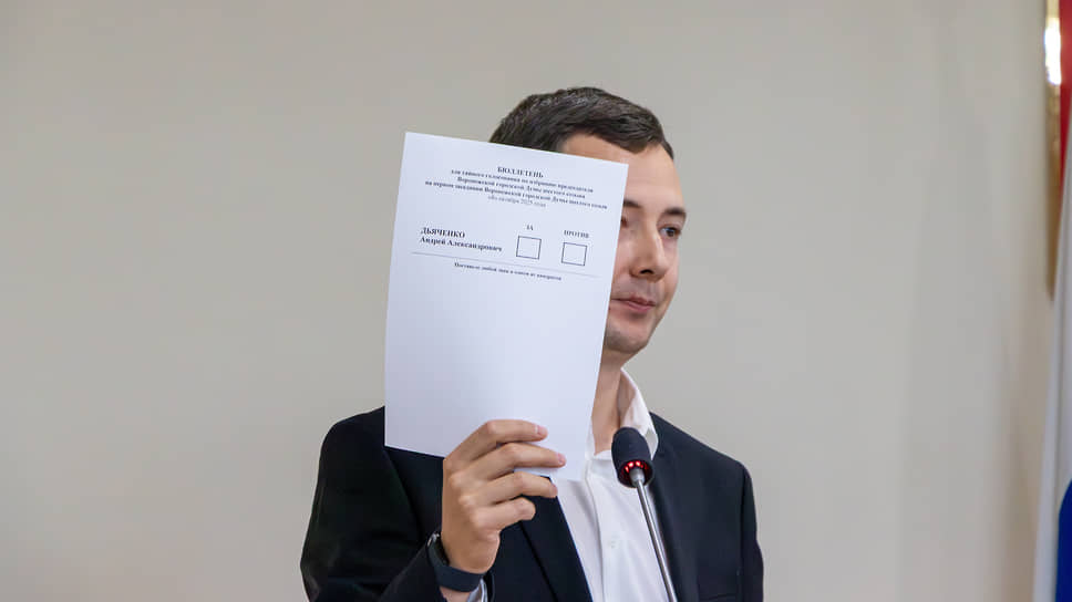 Повторно занявший депутатское кресло главный инженер ООО «Жилпроект» Максим Михин с бюллетенем для тайного голосования за назначение спикером Андрея Дьяченко