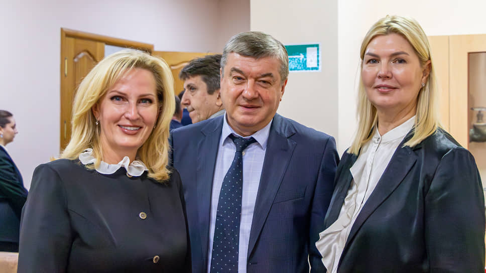 Не сумевший выиграть праймериз «Единой России» весной, но все равно выдвинутый партией и победивший на одномандатном округе экс—мэр Сергей Колиух (в центре). Директор гимназии имени Басова Марина Бочарова (слева) прошла в гордуму по партийным спискам ЕР. Самовыдвиженец Ольга Струкова (справа), возглавившая в 2023-м мегашколу (образовательный центр «Содружество»), заняла место по одномандатному округу лидера воронежских справедливороссов Артема Рымаря