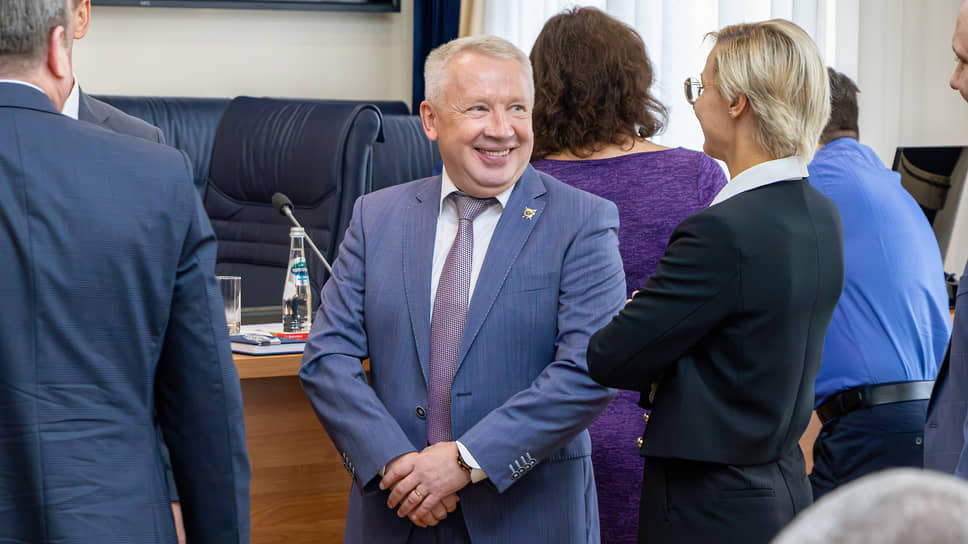 Вице-мэр—представитель главы городского округа в гордуме Иван Панченко во время перерыва заседания