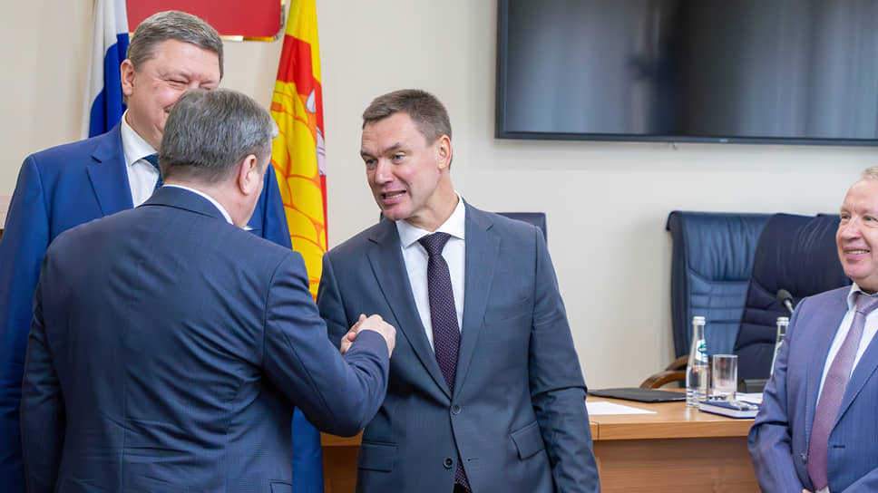 «Люди верят в тех, кто сегодня кует победу России на фронте»,— замгубернатора по внутренней политике Дмитрий Маслов (в центре) так поздравил Андрея Дьяченко с назначением