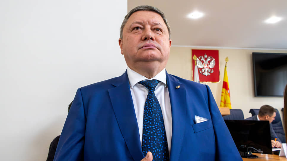 Тоже проигравший весной праймериз ЕР Александр Сысоев все же выдвинулся от партии и выиграл выборы в городской парламент по одномандатному округу. По итогам заседания он традиционно возглавил комиссию по ЖКХ и дорожному хозяйству