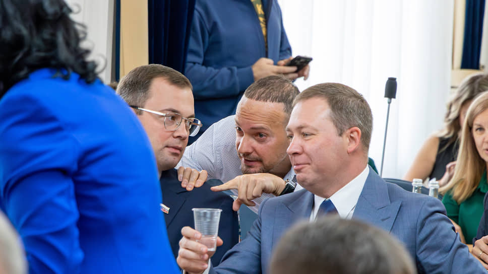 Экс-гендиректор финансовой компании «Аксиома» и депутат гордумы Иван Кандыбин (третий справа). Господин Кандыбин проходил потерпевшим по резонансному уголовному делу бывшего вице-мэра Юрия Бавыкина. Как было установлено следствием и судом, господин Кандыбин перед прошлыми выборами в 2020 году передал подчиненной Бавыкина Светлане Васьковой 700 тыс. руб. якобы за победу, и еще 300 тыс. руб. — уже после голосования. Выборы в новый созыв господин Кандыбин смог выиграть на своем округе как самовыдвиженец, не получив поддержки ЕР