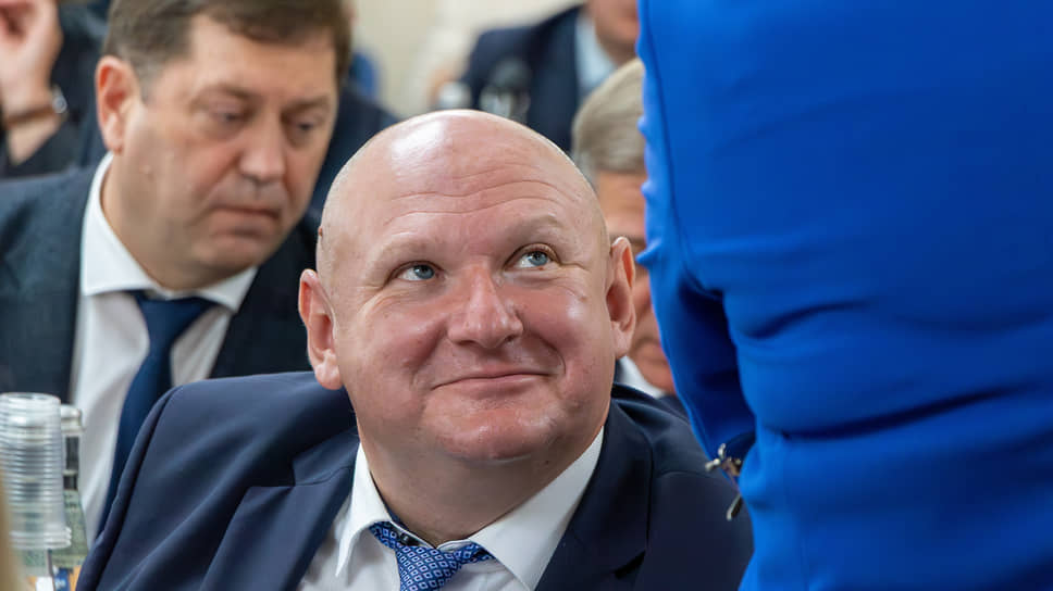 Основатель транспортной компании «Автолайн», депутат гордумы Воронежа Дмитрий Крутских (на переднем плане). Бывший единоросс в этот раз выиграл выборы на округе как представитель СРЗП. Он также также фигурировал в качестве потерпевшего деле о мошенничестве на выборах в гордуму в 2020 году