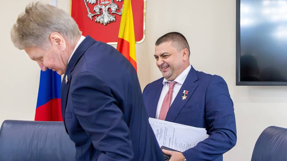 Бывший председатель Воронежской городской думы Владимир Ходырев (слева) передает кресло новому председателю и Герою России Андрею Дьяченко (справа)