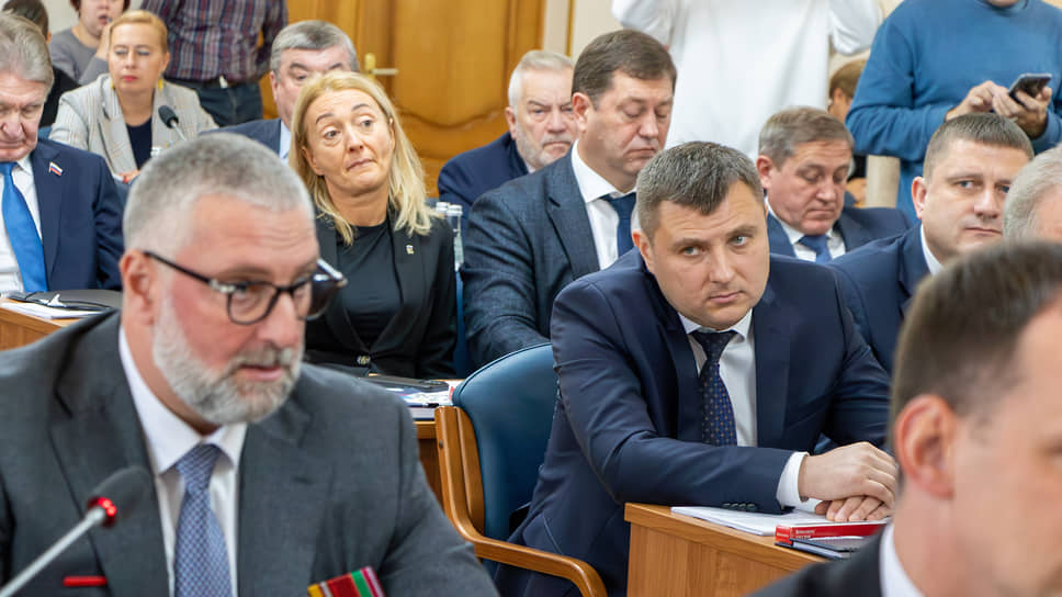 Депутат Александр Чуфинев (справа в центре). Парламентарий также был потерпевшим в уголовном деле о мошенничестве на выборах пять лет назад. Как было установлено следствием и судом, он отдал 2 млн руб. Юрию Бавыкину и Светлане Васьковой за победу на выборах. Это была самая крупная сумма, которую получили мошенники