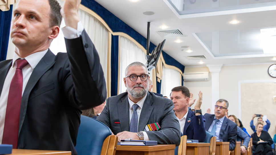 «И как у вас хватило на это совести»,—  господин Гамбург (в центре слева) резко раскритиковал кандидатуру господина Черкасова в связи со сбором им крупных пожертвований для ЕР с кандидатов в депутаты в разгар кампании. Михаил Гамбург предложил в вице-спикеры себя, но в итоге на пост заместителя был переизбран господин Черкасов, а господин Гамбург в сердцах покинул зал