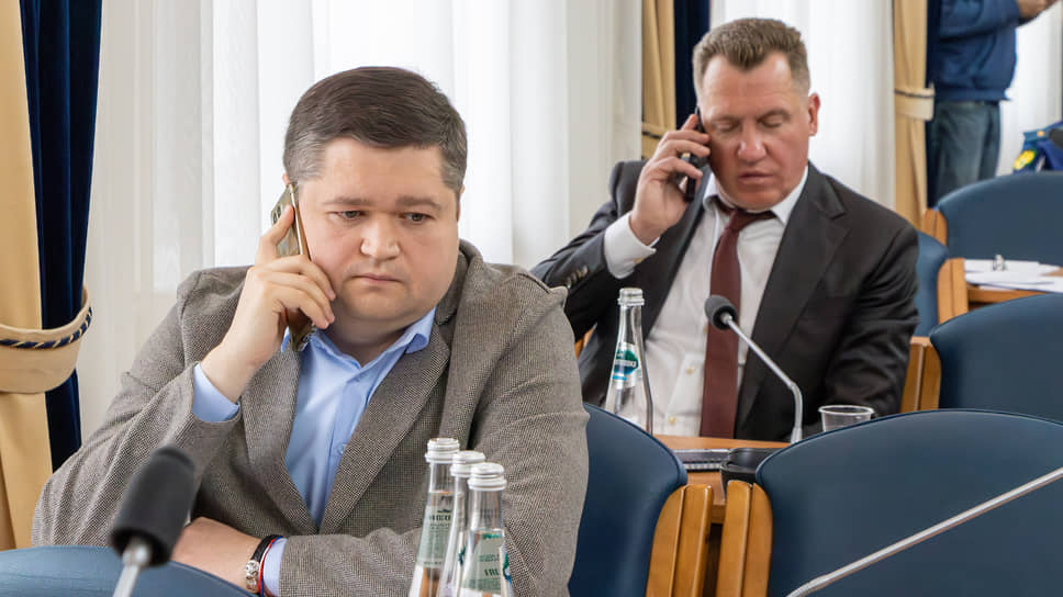 Депутаты Зачупейко (слева, ЕР) и Артем Рымарь (справа, единственный попавший в новый созыв благодаря партийному списку и преодолению партией 5-процентного барьера представитель СЗРП)